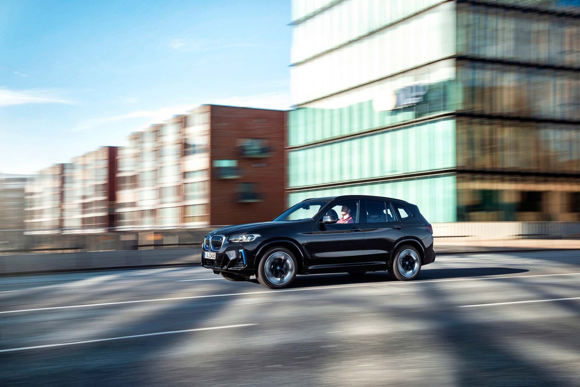 BMW giới thiệu xe SAV thuần điện BMW iX3
