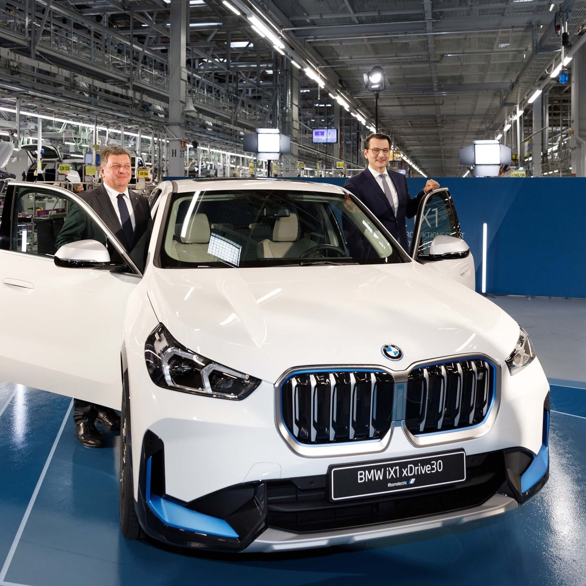 Mẫu xe chạy điện BMW iX1 bắt đầu được sản xuất tại nhà máy BMW ở Đức