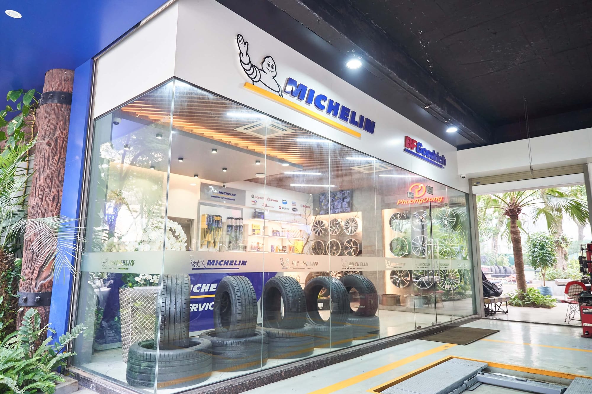 Các thành viên Hanoi Chapter tham quan mô hình Michelin Car Service