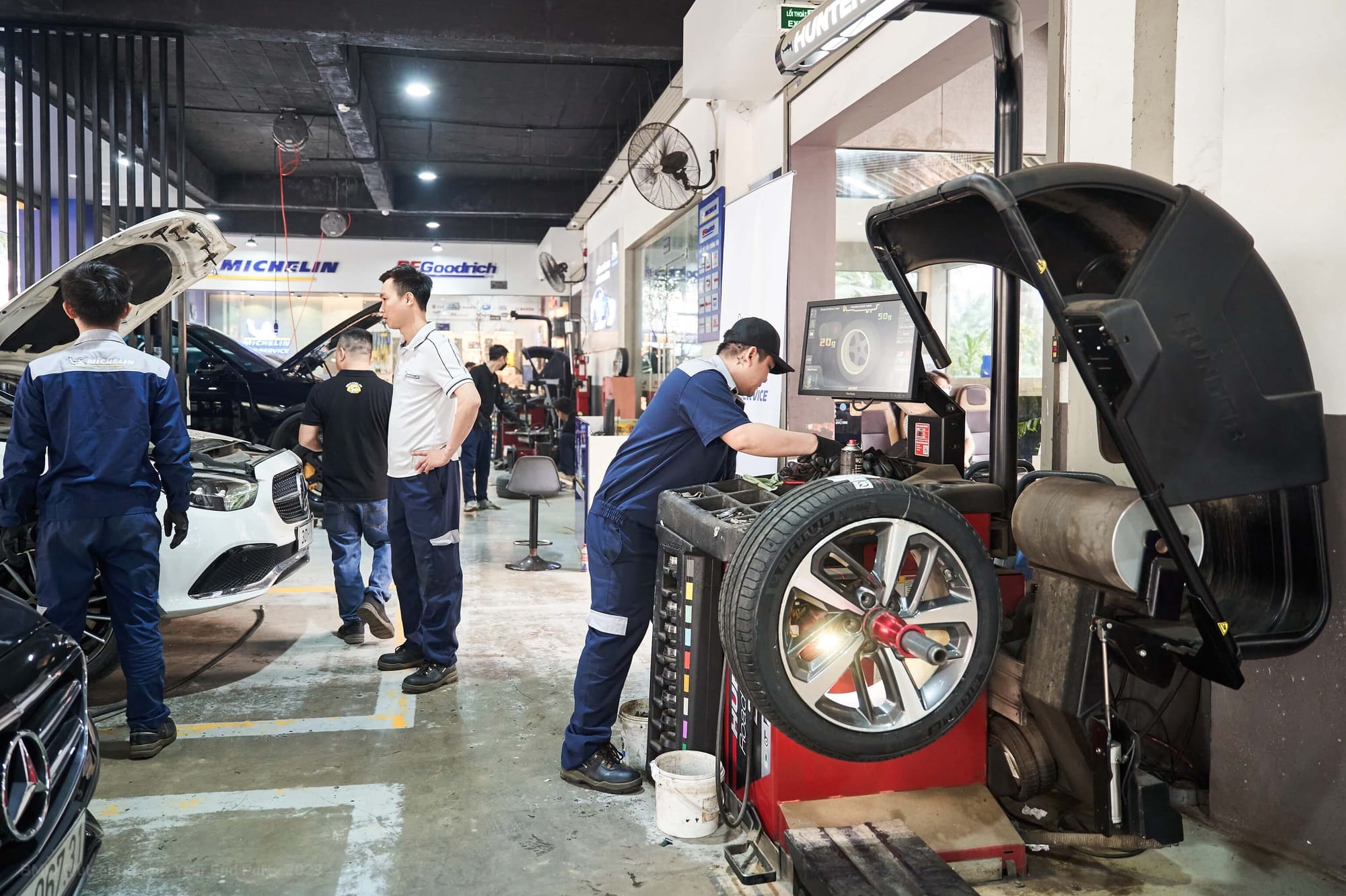 Các thành viên Hanoi Chapter tham quan mô hình Michelin Car Service