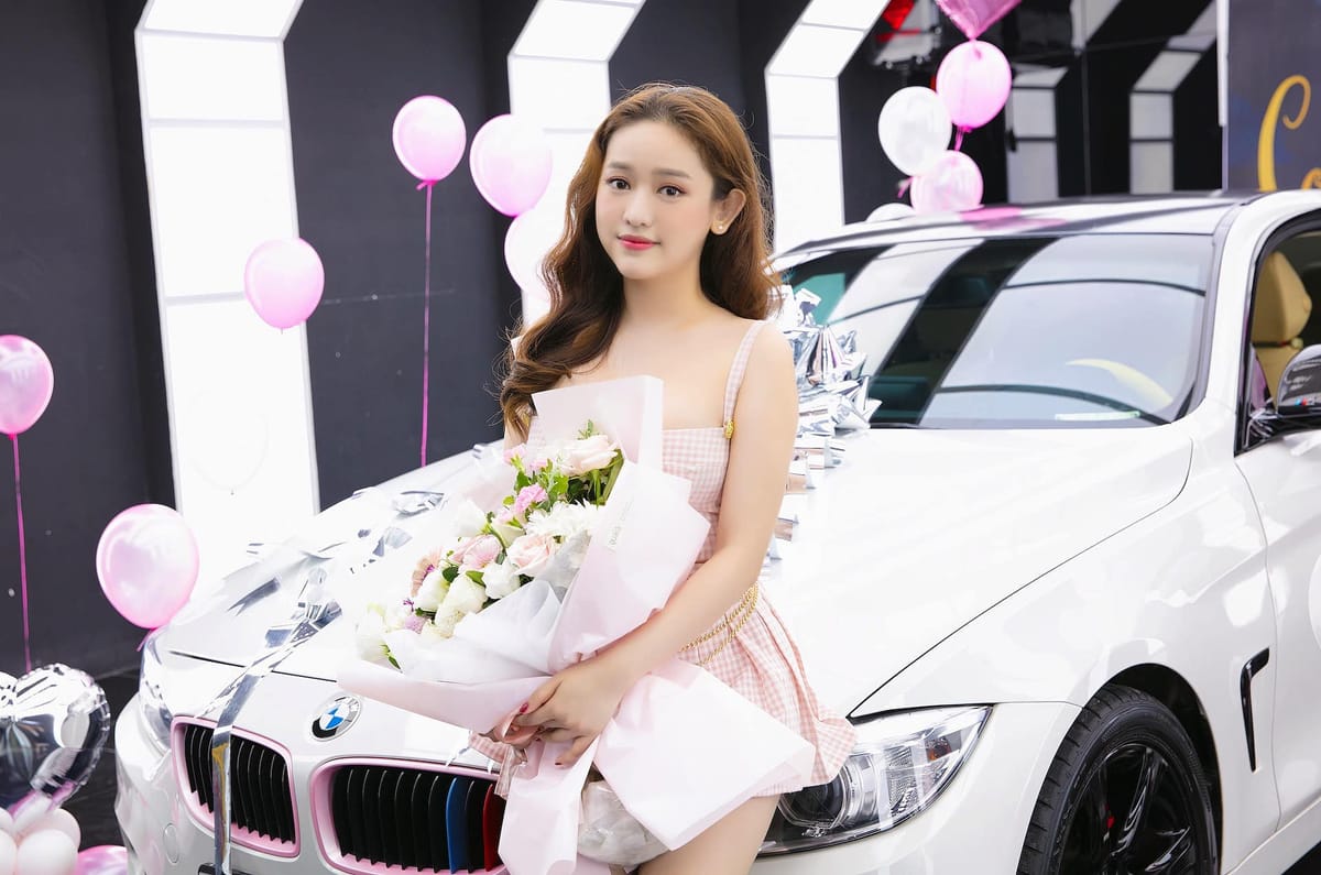 Hot Girl Thúy Vi khoe ảnh tậu BMW 4 Series giá 2 tỷ đồng