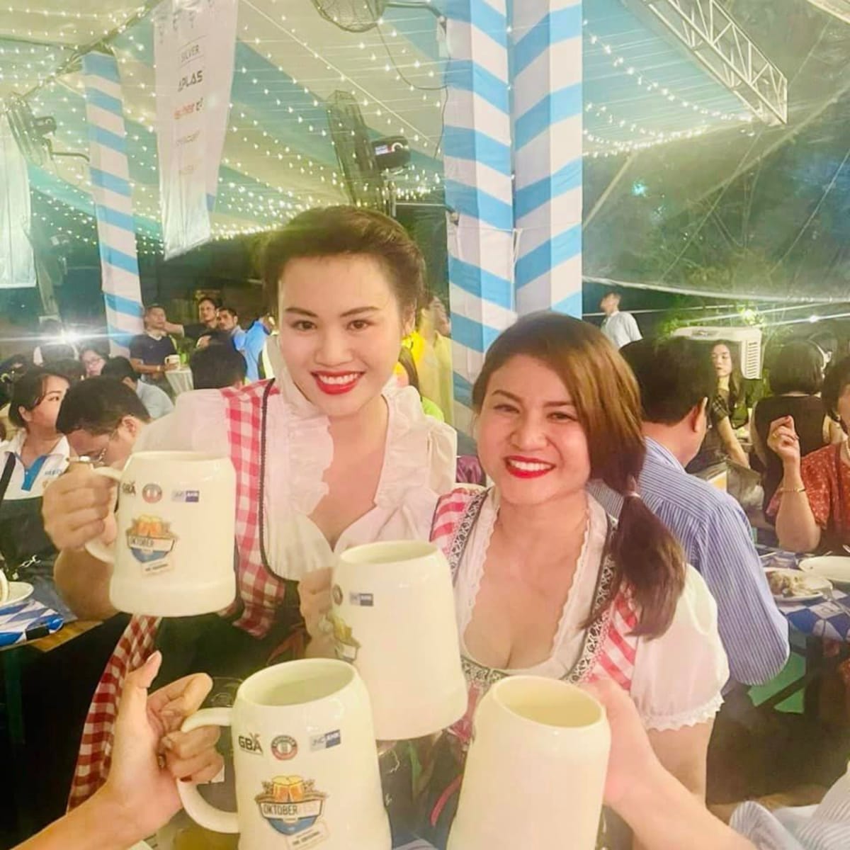 Các thành viên BMWCCV thưởng thức lễ hội beer Đức truyền thống Oktoberfest tại Hà Nội và TP. HCM