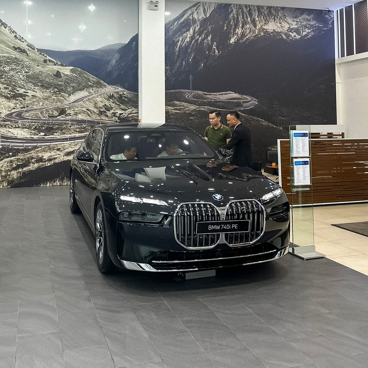 BMW Club of Hanoi tham dự sự kiện Ra mắt BMW 7 Series G70 tại BMW Lê Văn Lương